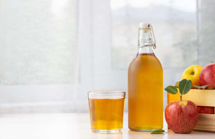 aceto di mele sul tavolo