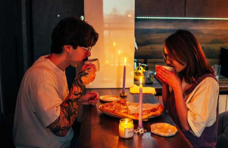 coppia di ragazzi che cena insieme