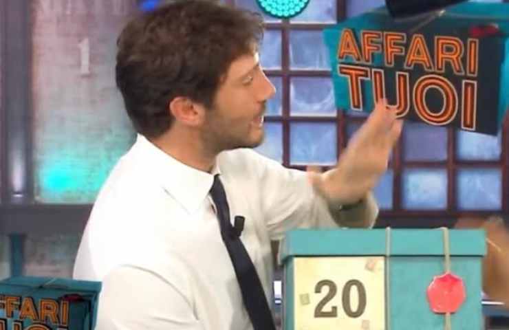 de martino con il pacco di affari tuoi