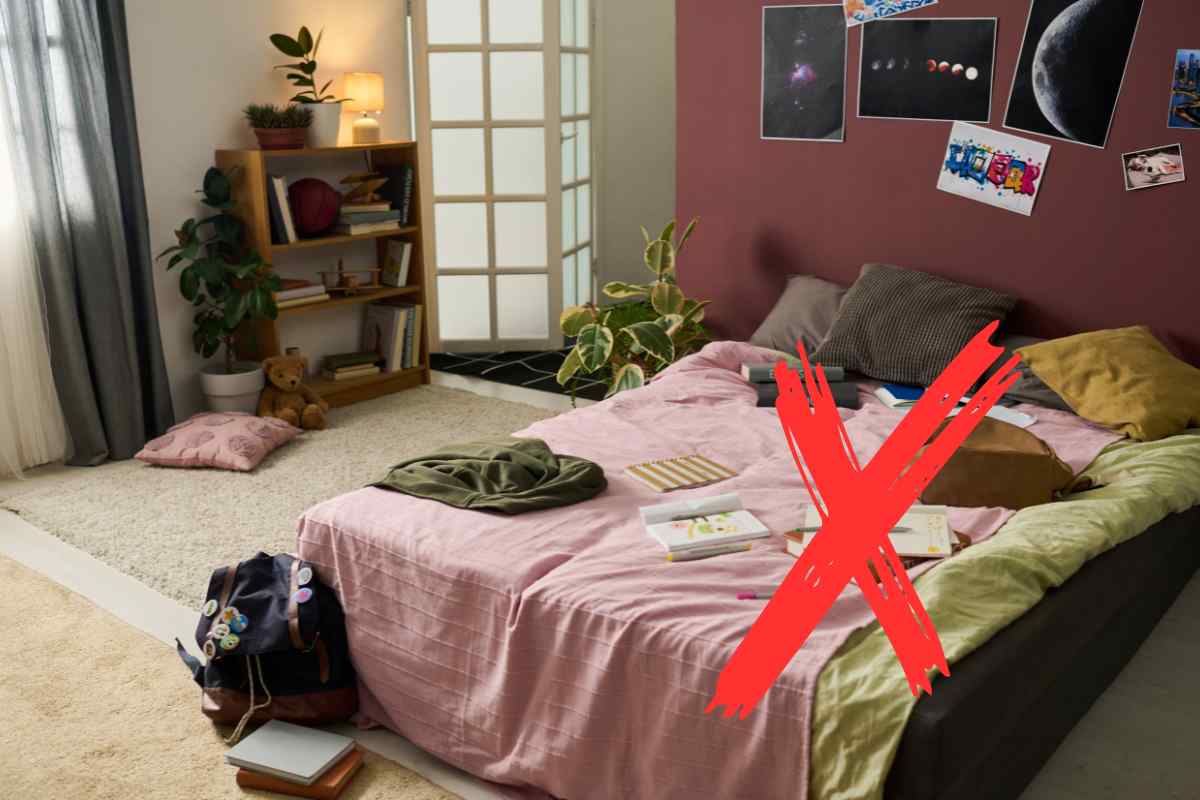 divano letto in una stanza disordinata