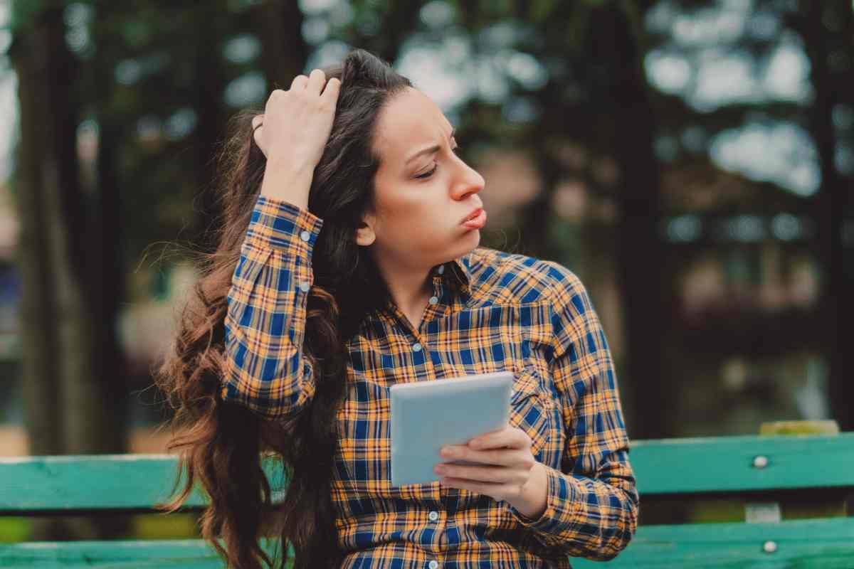 donna antipatica o nervosa che sbuffa