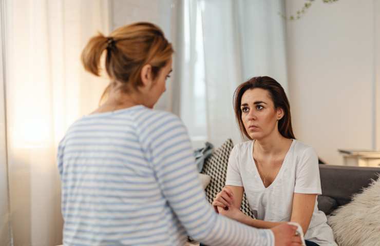 due donne che parlano tra loro