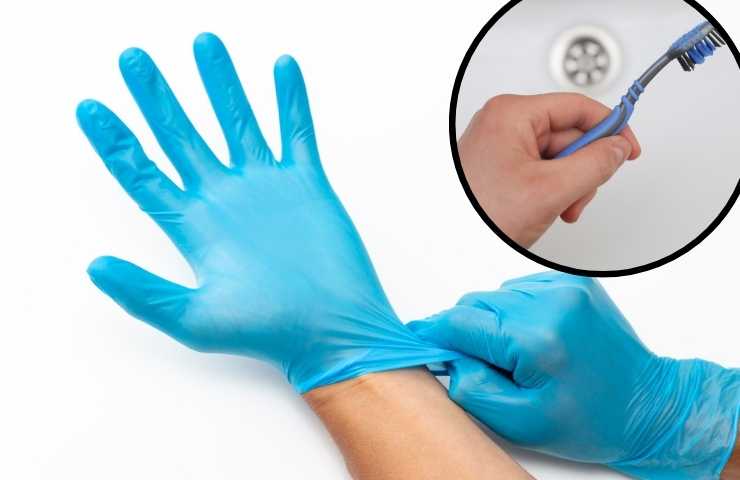 guanti di gomma e spazzolino da denti