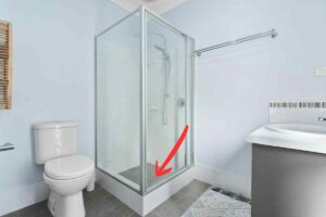 guarnizione della doccia da pulire