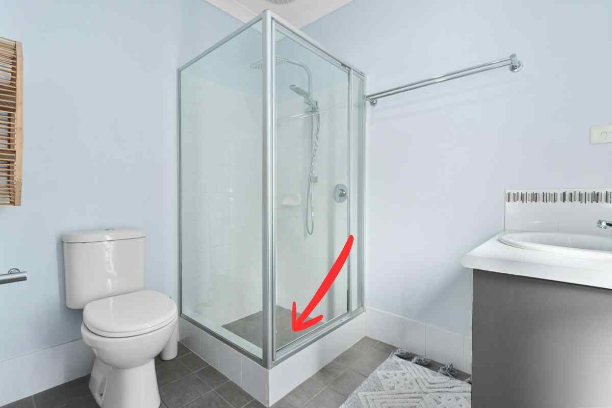 guarnizione della doccia da pulire