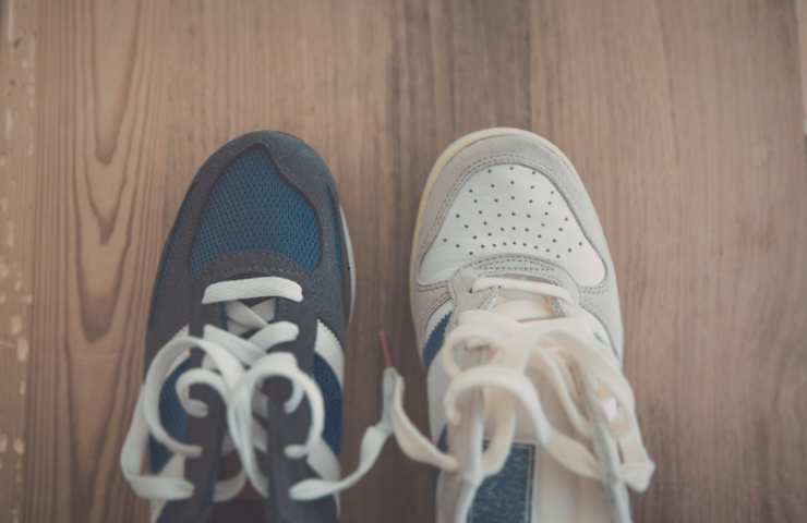 scarpe da pulire con lacci sciolti