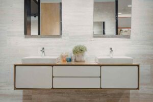 mobili bianchi in bagno