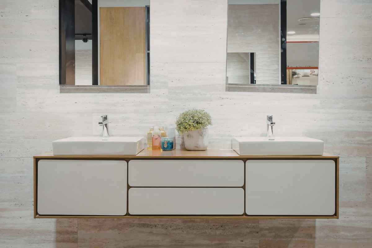 mobili bianchi in bagno