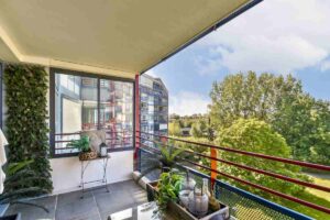 diverse piante sul balcone