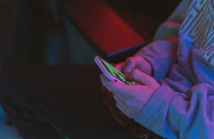 persona che risponde a messaggi sul telefono