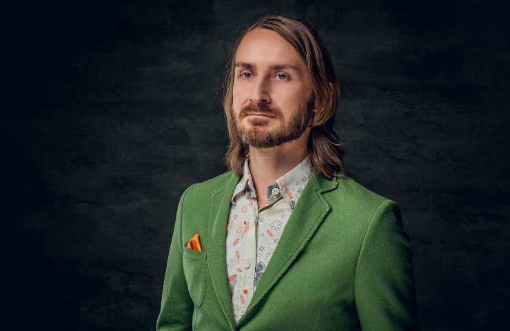 uomo con abito verde