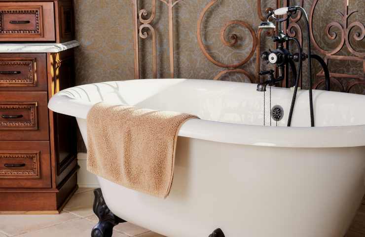 vasca da bagno con piedini